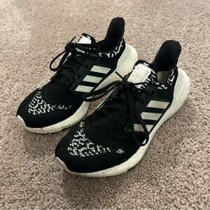 Adidas UltraBoost 22 Running Shoes Black And White Women’s Size 8.5